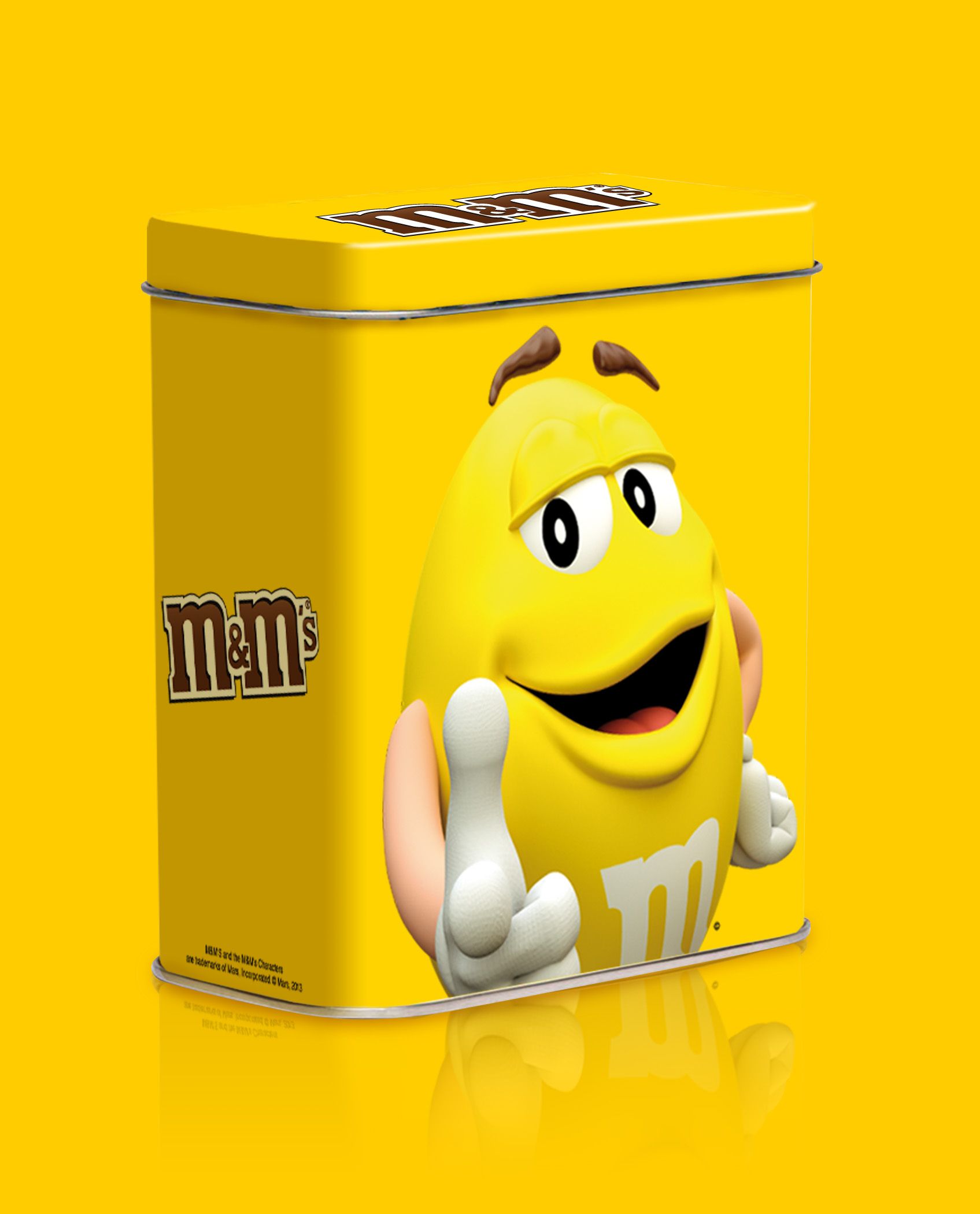 Boîte de M&M's jaune avec un personnage de dessin animé M&M's jaune, pointant vers le haut et souriant.