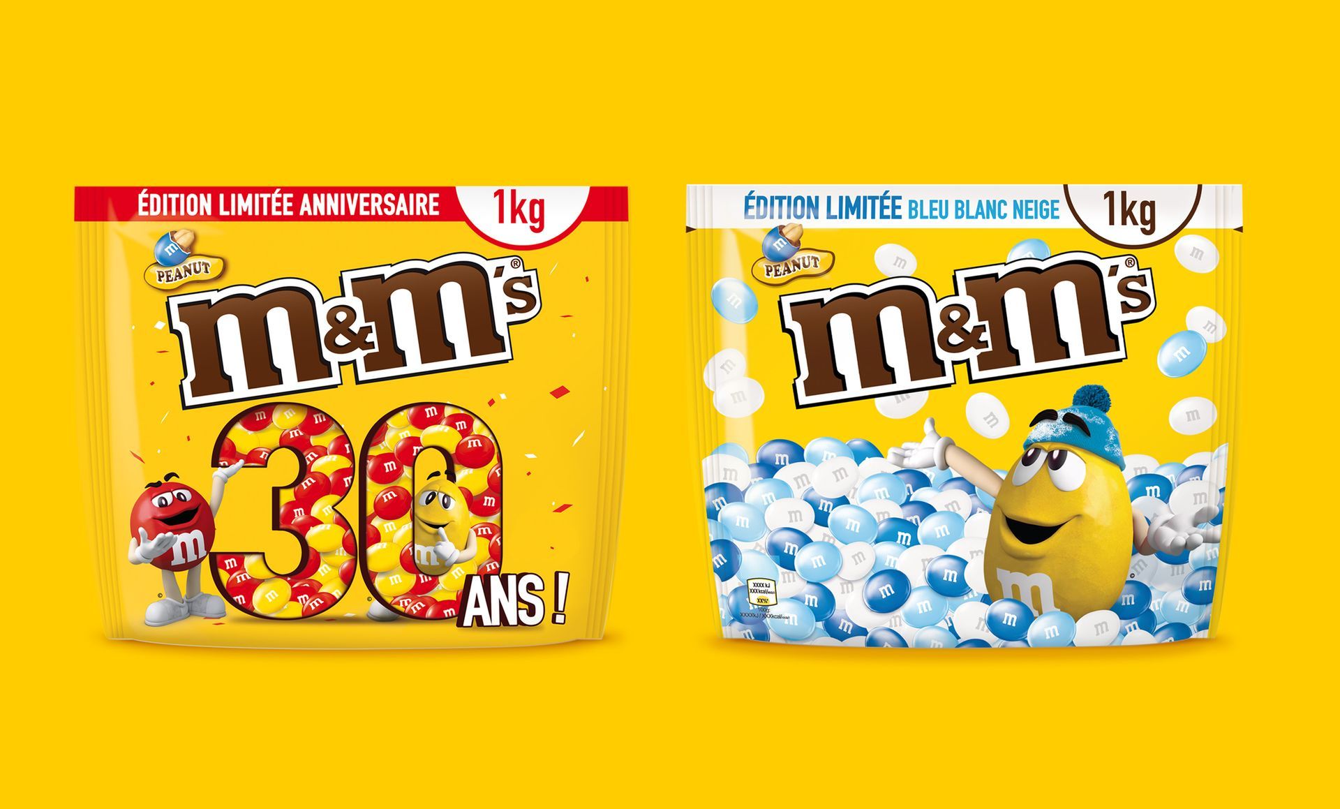 Deux sacs de M&M's : jaune avec des bonbons rouges célébrant un 20e anniversaire et des bonbons bleus et blancs.