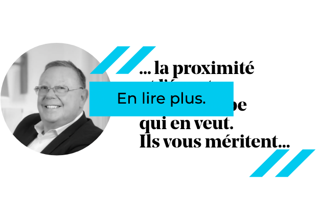 Portrait d'homme avec citation sur la proximité et le mérite. Bouton cyan « En lire plus ».