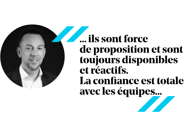 Homme en costume avec une citation sur la disponibilité, la réactivité et la confiance avec les équipes.