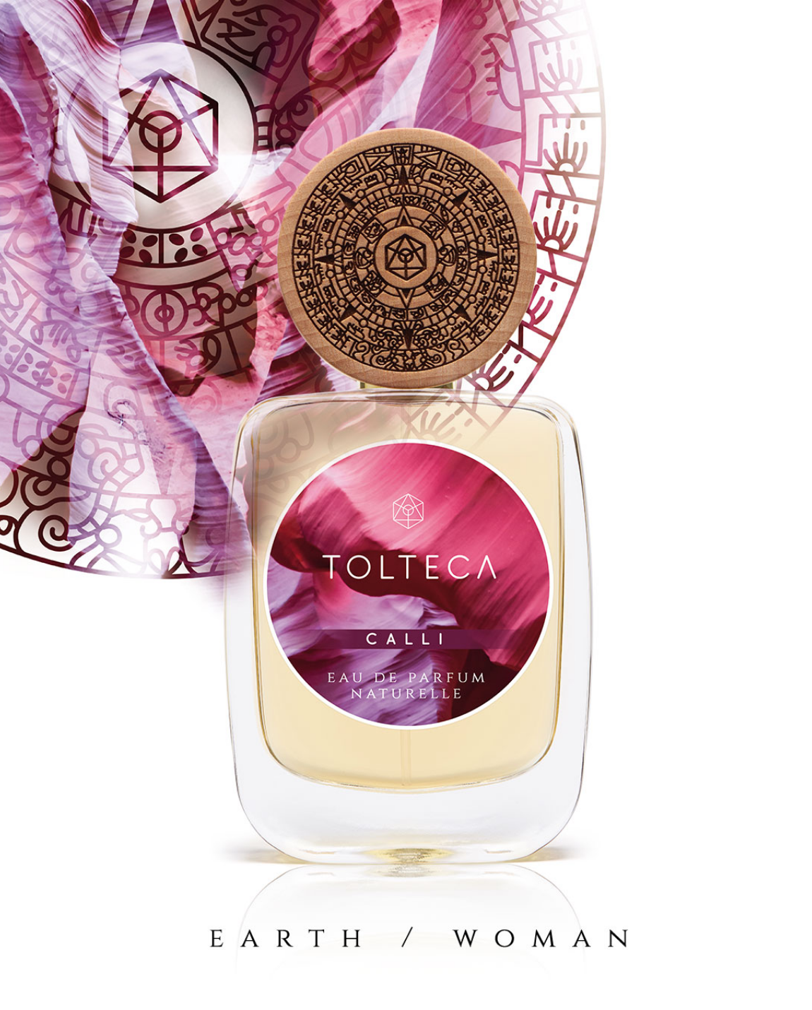 Flacon de parfum avec étiquette florale et bouchon en bois ; fond avec motif aquarelle. Texte « Terre / Femme ».