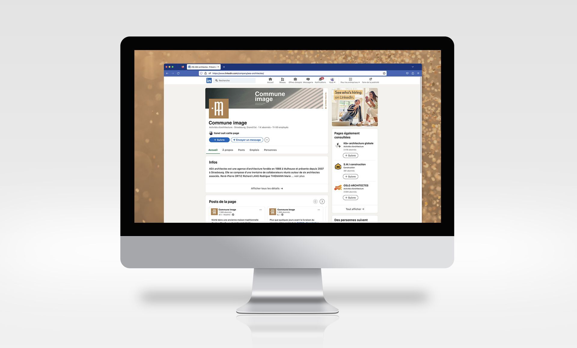 Ordinateur de bureau affichant une page Facebook, avec une bannière de profil et diverses publications.