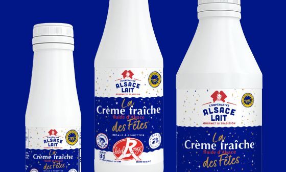 Trois bouteilles de crème de lait d'Alsace blanche avec étiquettes bleues.