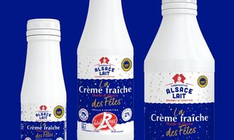Trois bouteilles de crème fraîche Alsace Lait sur fond bleu.