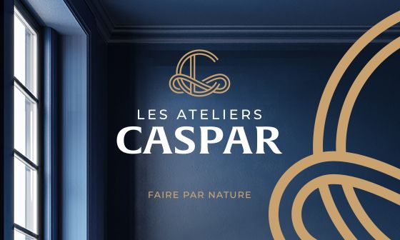 Logo des Ateliers Caspar sur fond bleu. Logo et texte beiges.