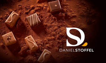 Bonbons au chocolat sur poudre de cacao avec le logo Daniel Stoffel.