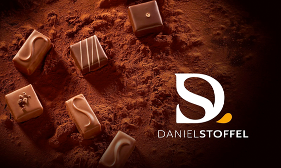 Bonbons au chocolat sur poudre de cacao avec le logo Daniel Stoffel.