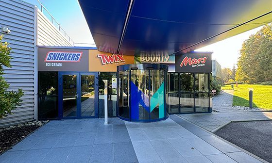 Entrée du bâtiment de la société Mars avec signalisation des marques de bonbons : Snickers, Twix, Bounty et Maltesers.