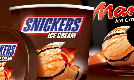 Coupes de glace Snickers et Mars avec des boules de glace arrosées de caramel et de chocolat.