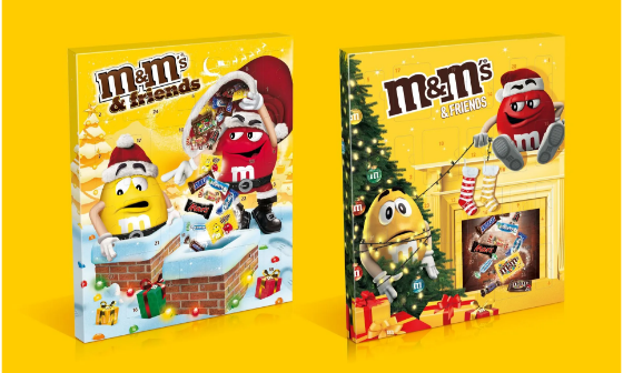 Deux calendriers de l'Avent M&M'S : l'un avec des amis dans la neige, l'autre avec une scène festive au coin du feu.