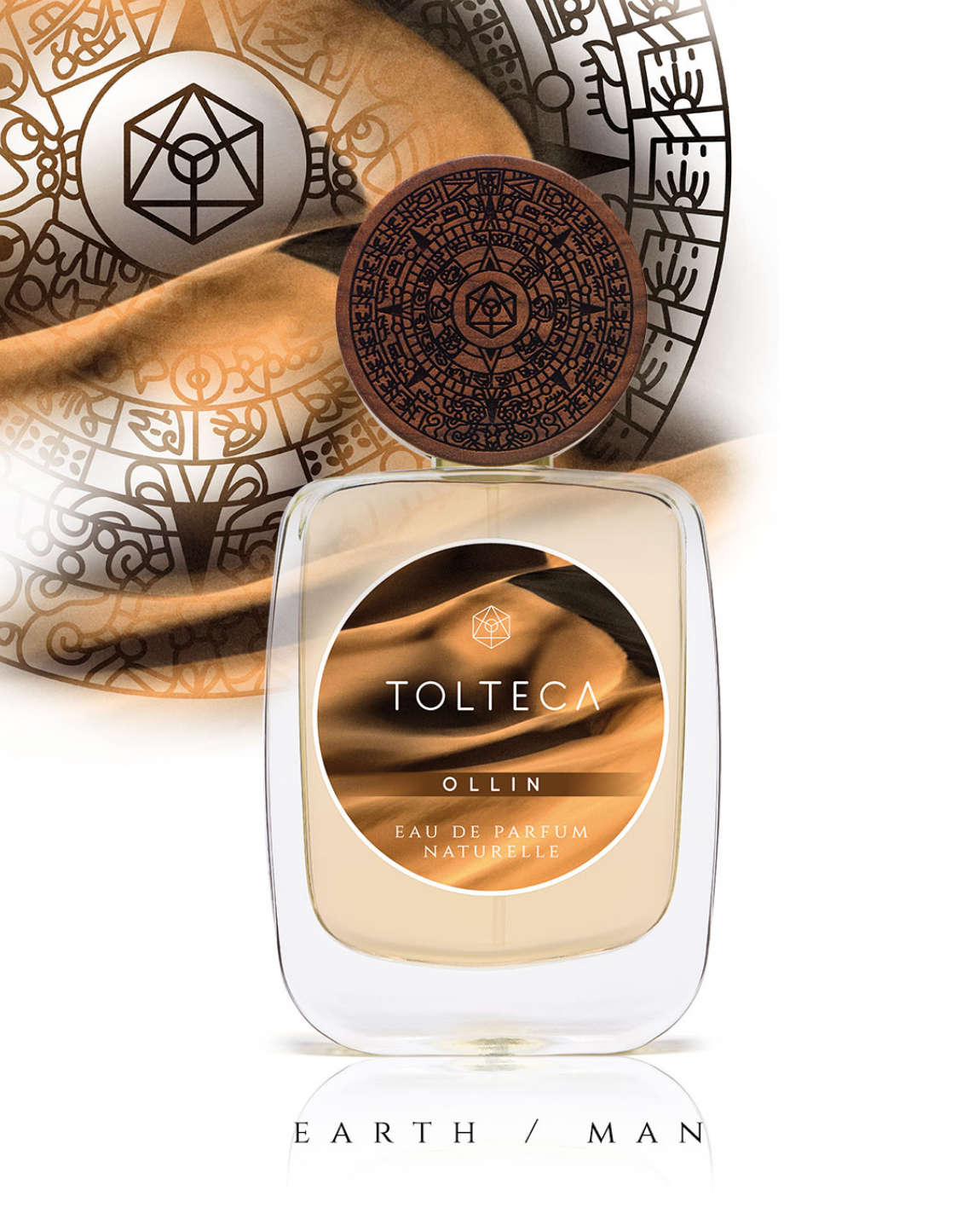 Flacon de parfum avec liquide ambré, bouchon foncé et étiquette dorée, posé sur un tissu doré au design complexe.