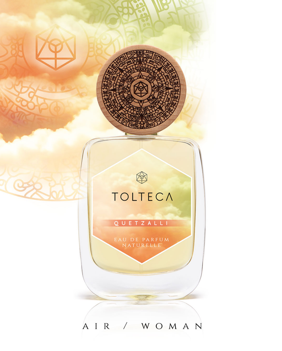 Flacon de parfum TOLTECA, verre transparent, étiquette beige et pêche, bouchon marron, fond nuageux.