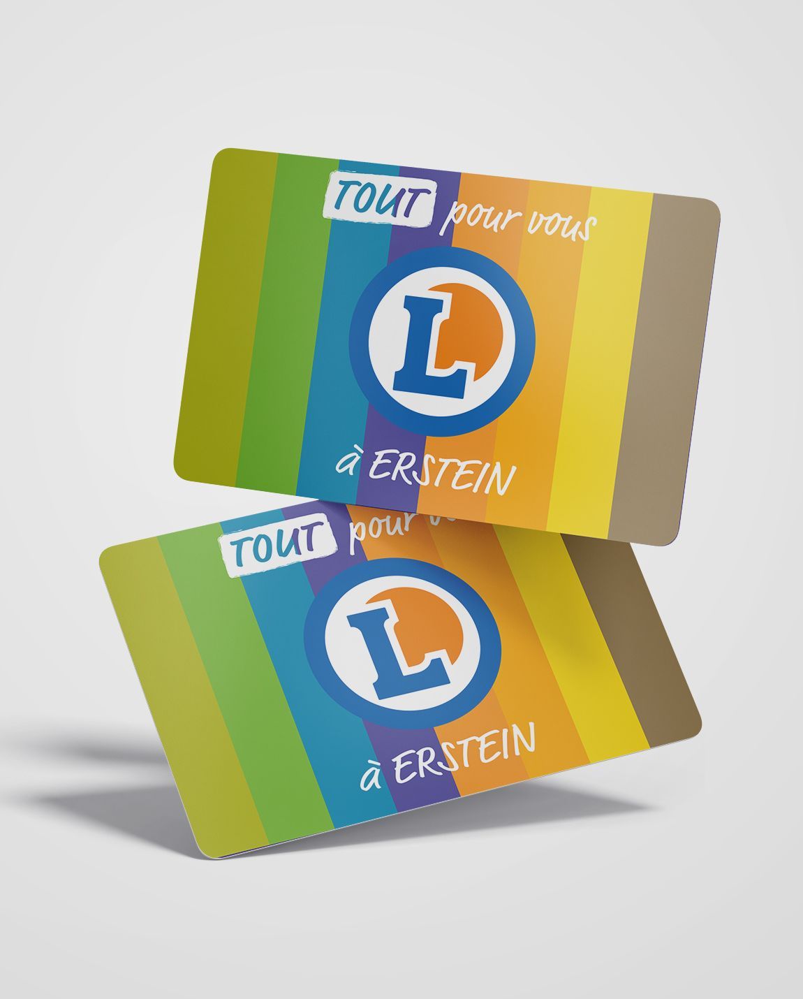 Deux cartes cadeaux LeClerc à rayures arc-en-ciel, logo avec « L » bleu et orange.