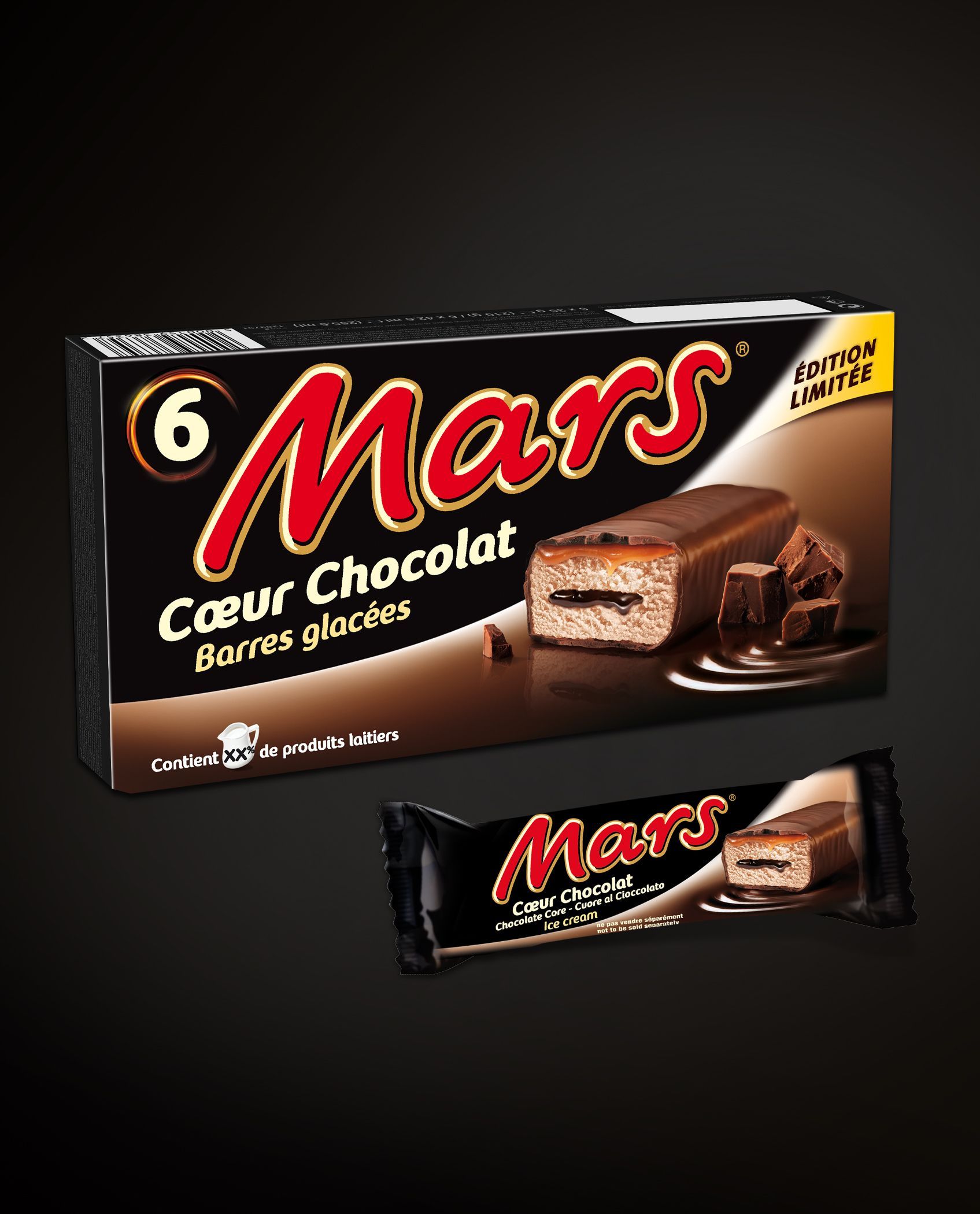 Boîte de six barres de chocolat Mars à côté d'une barre emballée individuellement sur fond noir.