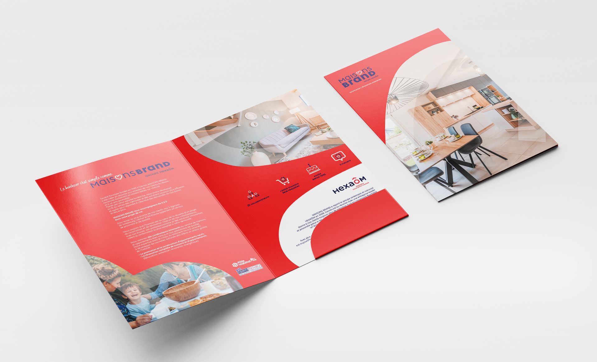 Brochure rouge et blanche avec des photos d'un bureau d'affaires et de personnes, inclinées sur une surface blanche.