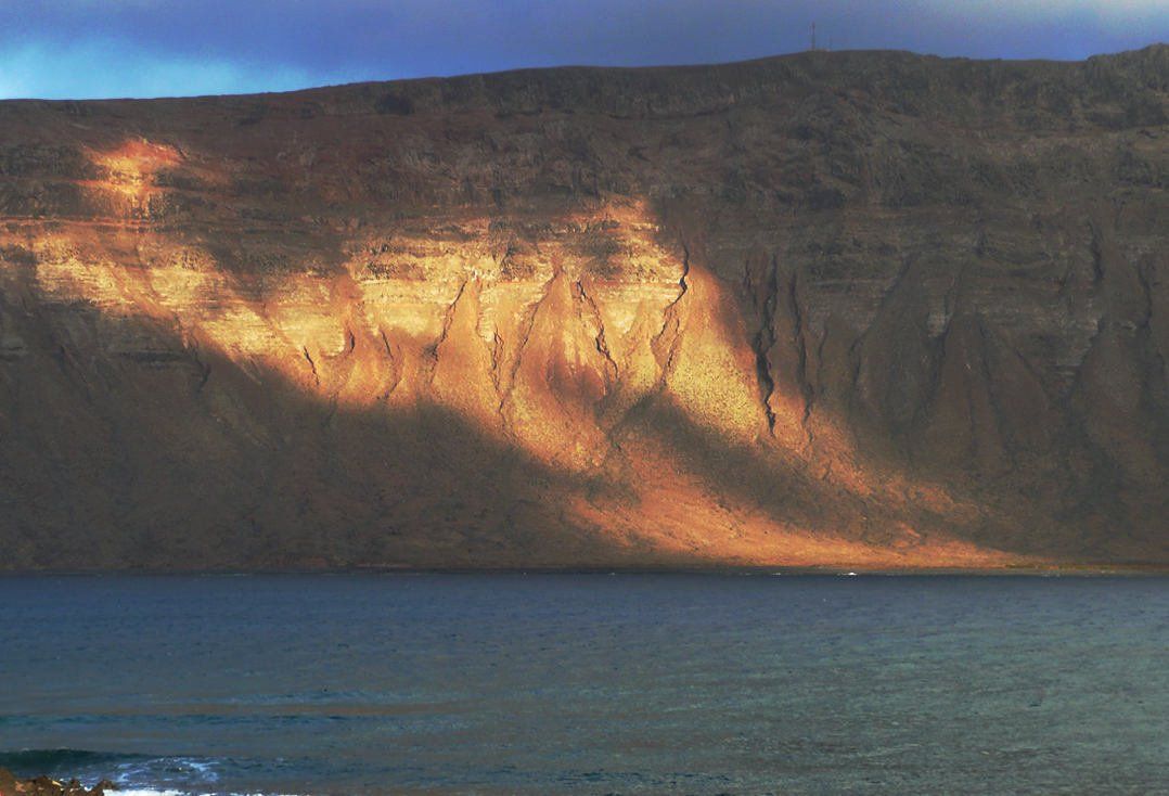 Rotes Riesen-Känguru gesehen auf Lanzarote von La Graciosa aus