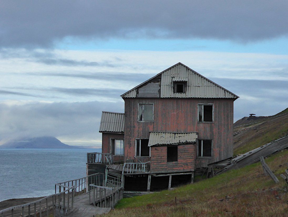 Barentsburg auf Spitzbergen, Norwegen. Russische Bergarbeitersiedlung.