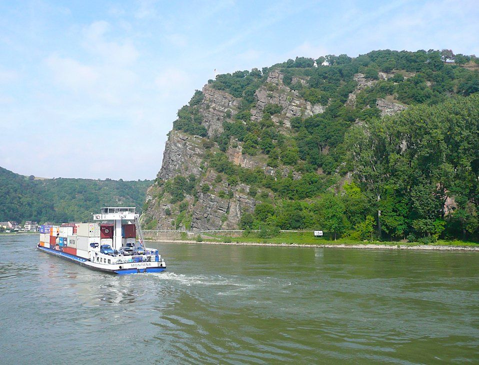 Loreley-Felsen Rhein Blick von stromabwärts  Frachtschiff