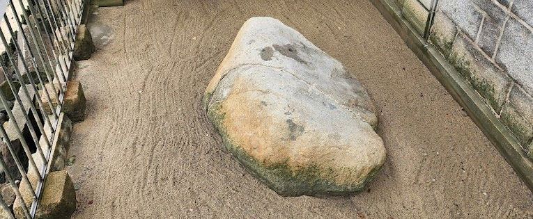 How Big Is Plymouth Rock? Unveiling the Dimensions of a Historic Icon