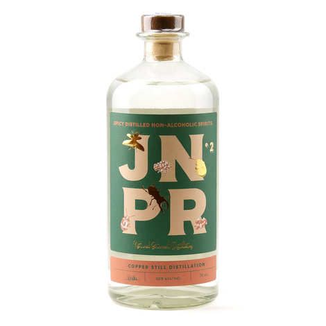 Une bouteille de gin avec une étiquette verte sur fond blanc.
