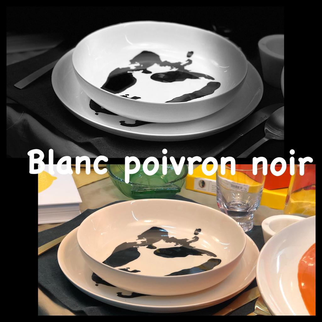 Une photo en noir et blanc d'assiettes et de bols sur laquelle est écrit blanc poivron noir