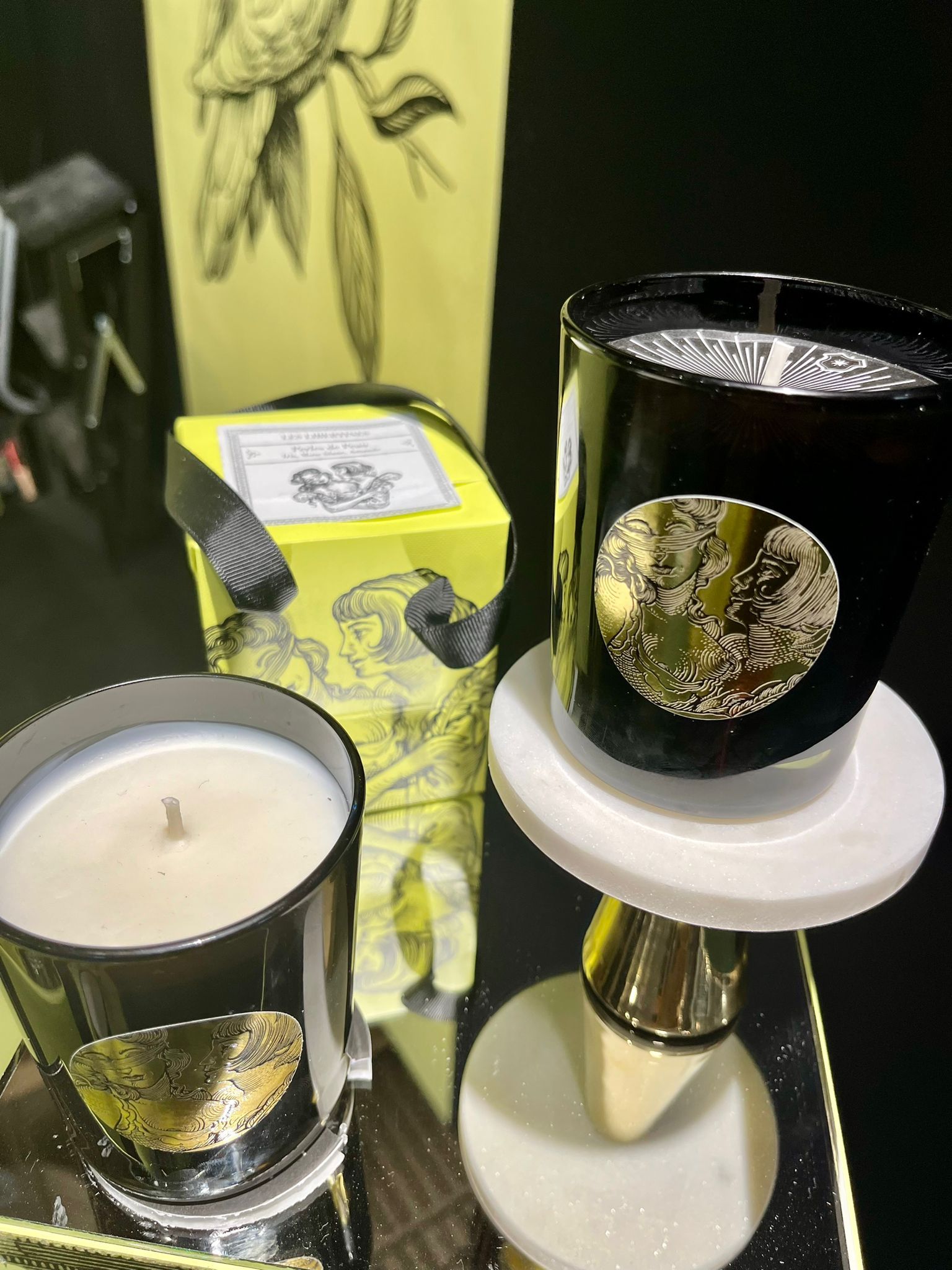 Deux bougies sont posées sur une table l'une à côté de l'autre.