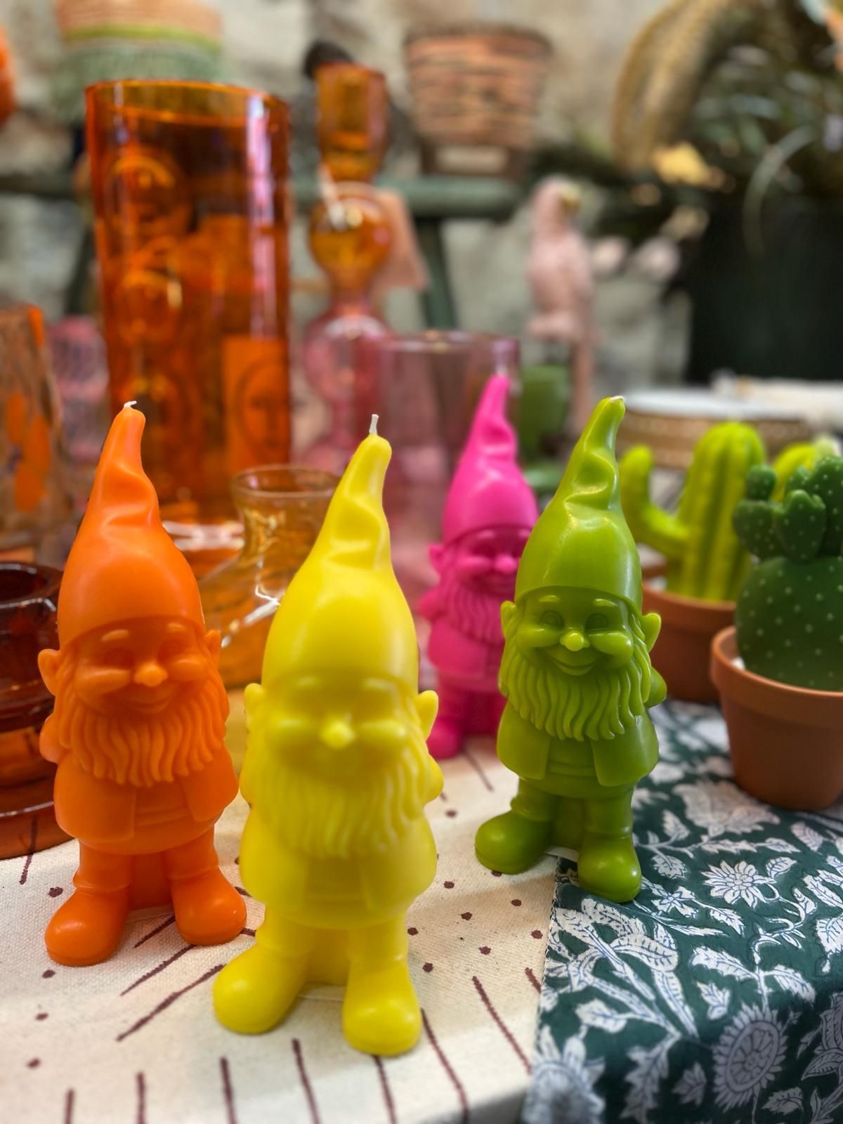 Un bouquet de bougies de gnomes est posé sur une table