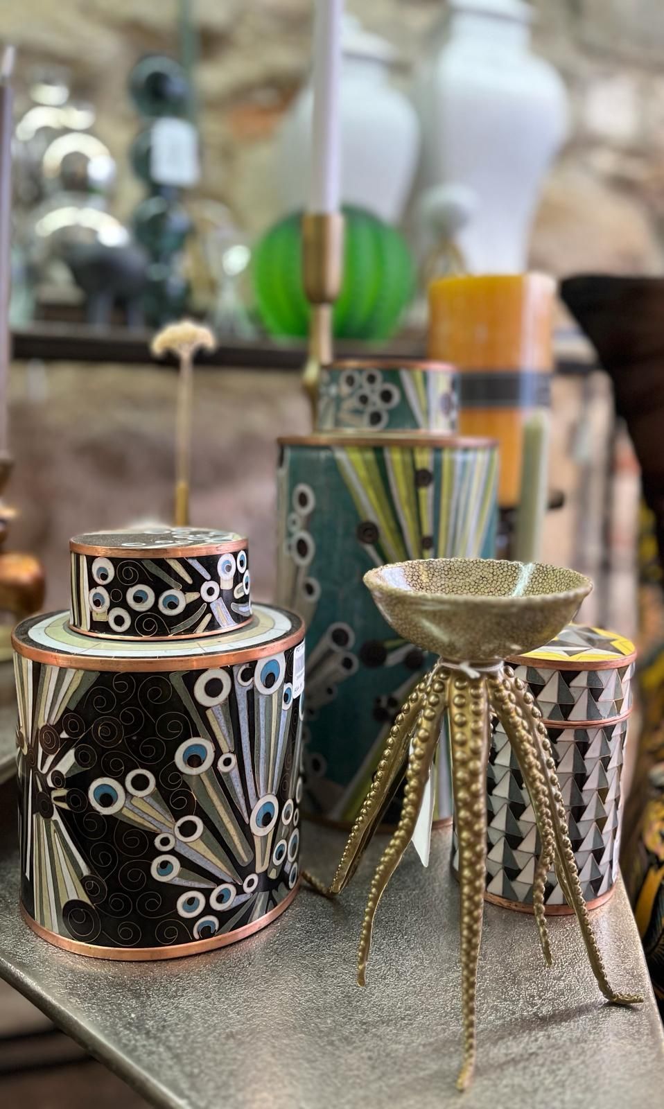 Une table surmontée d'une variété de bougies et de bougeoirs.