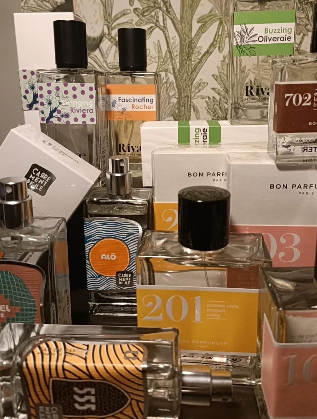 Un tas de flacons de parfum sont empilés les uns sur les autres