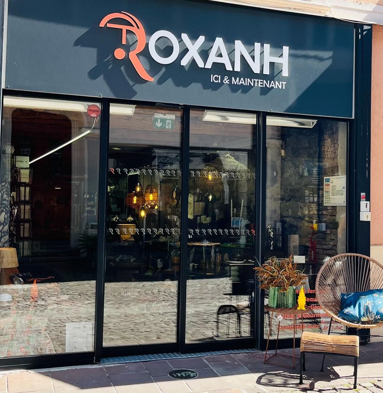 Une devanture de magasin avec un panneau indiquant roxanh