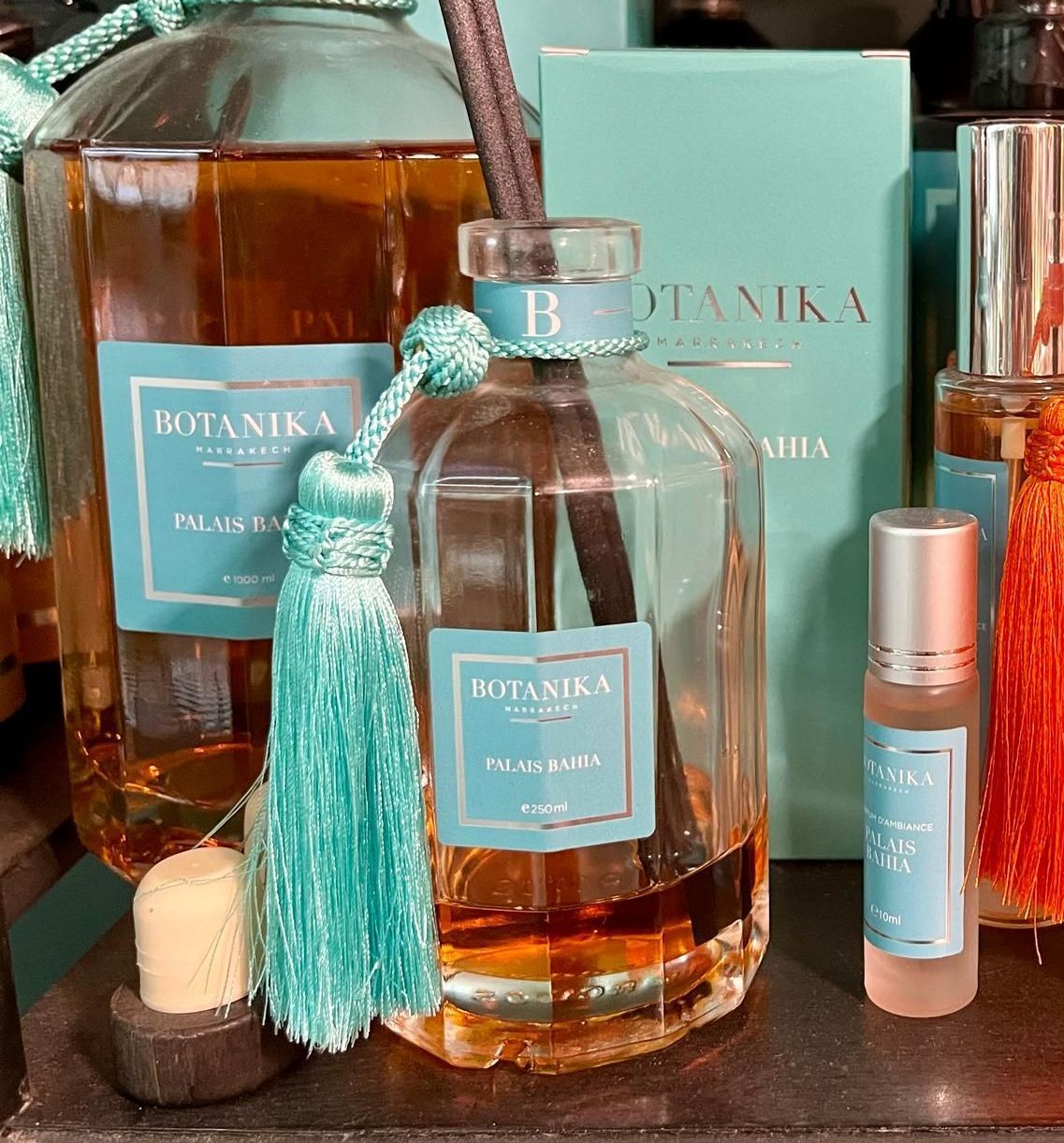 Une bouteille de parfum botanique est posée sur une table