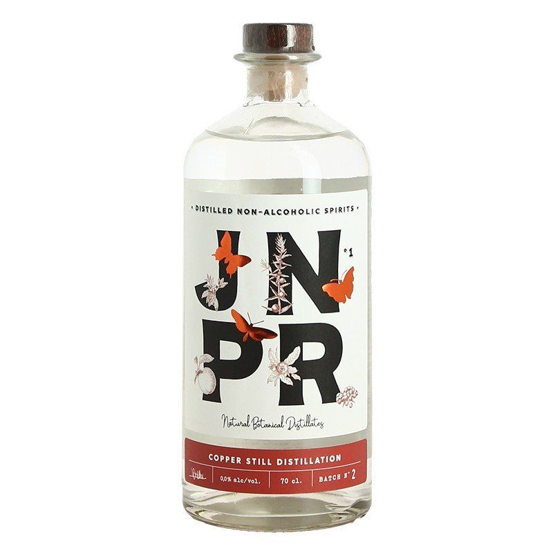 Une bouteille de gin avec un papillon sur l'étiquette.