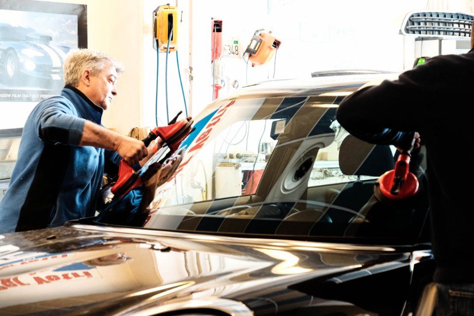 riparazione parabrezza auto in officina