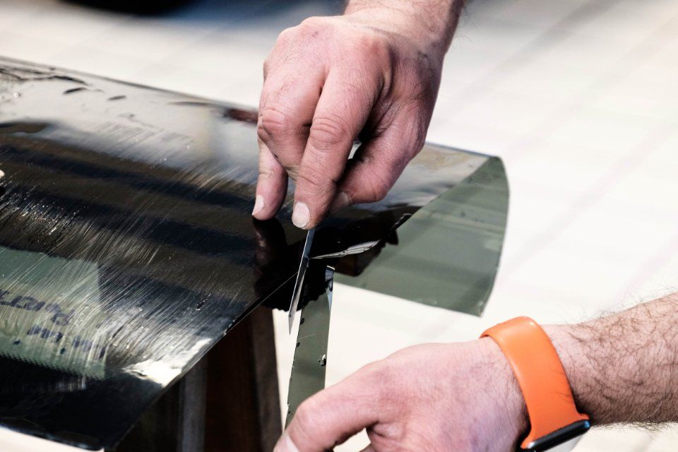 taglio pellicola per oscuramento vetri