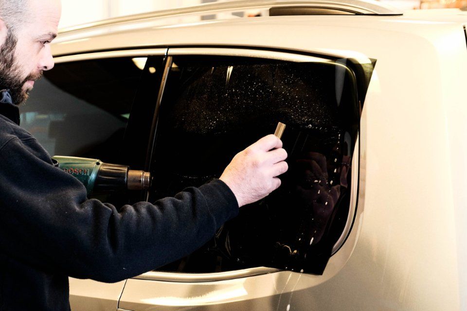 oscuramento vetri auto in officina