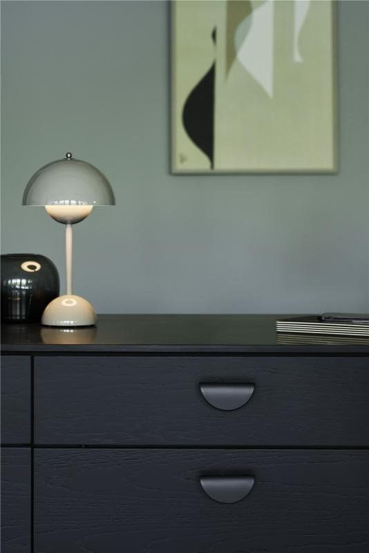 Horizon Small Black on black doors with retro lamp and green picture behind