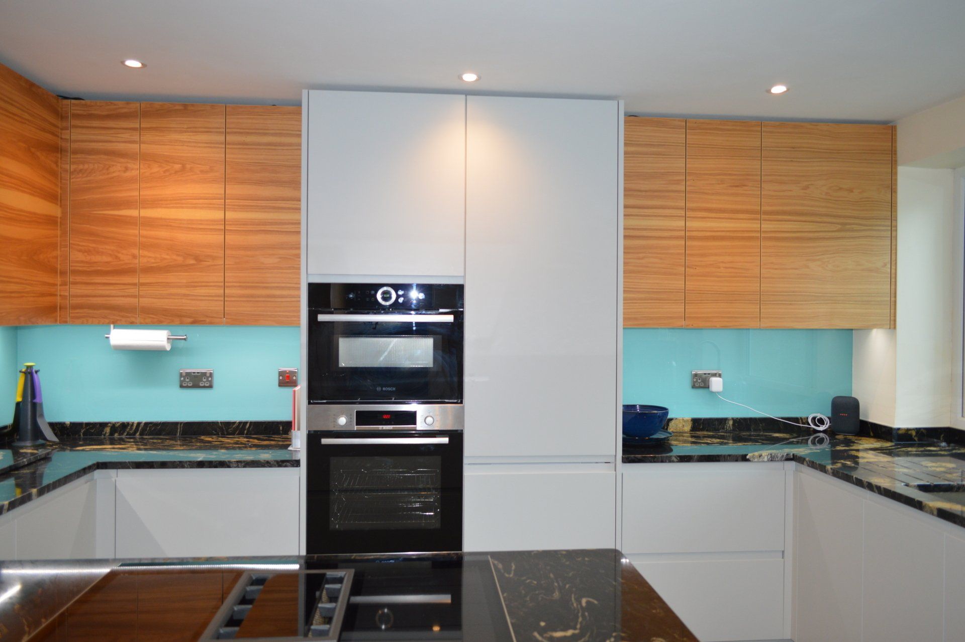 Enfield Porcelain Island with Quartz worktop with induction hob with downdraft extractor