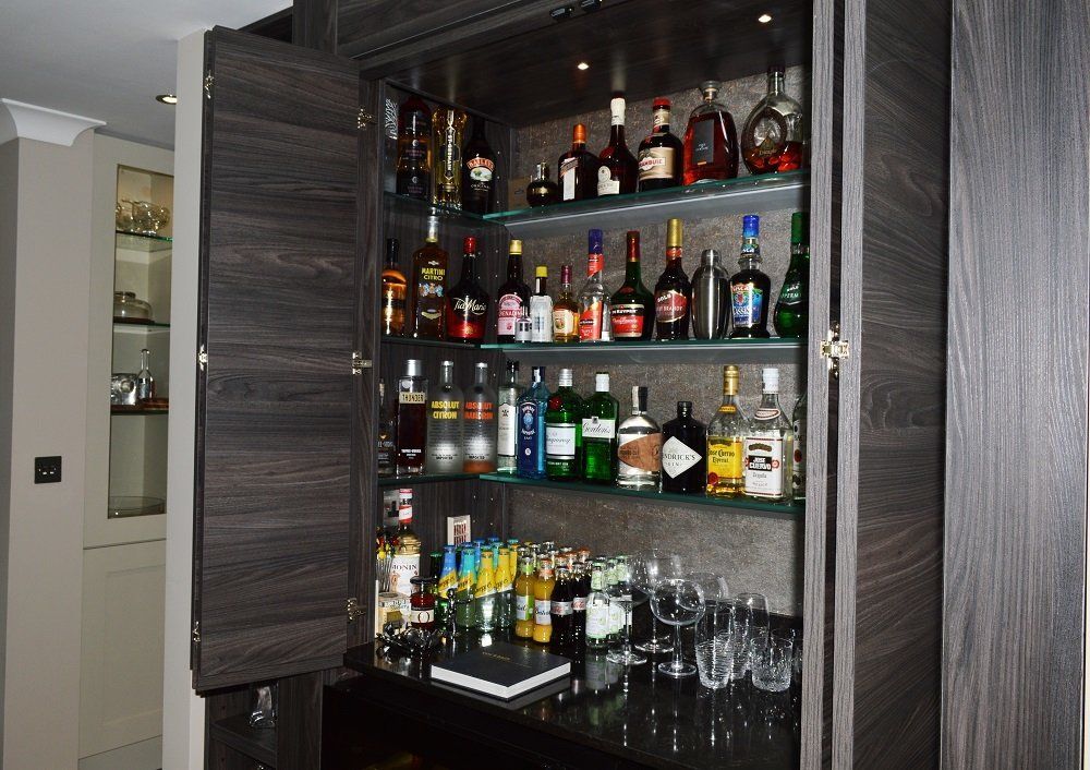 Valentino Kitchens Shipham Isla Dark Elm & Malmo Porcelain Gloss Bar