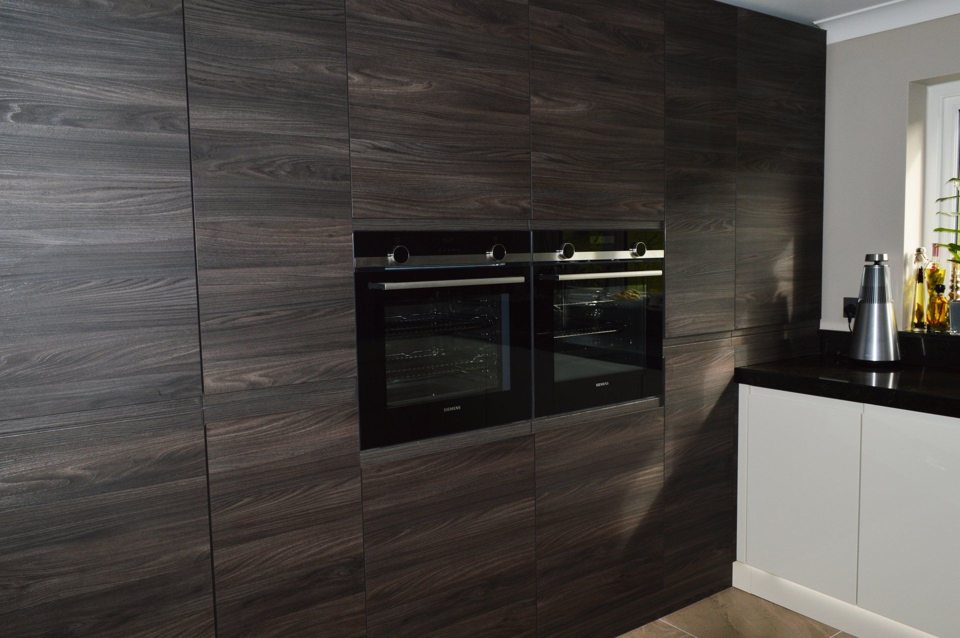 Valentino Kitchens Shipham Isla Dark Elm & Malmo Porcelain Gloss Siemens Studioline