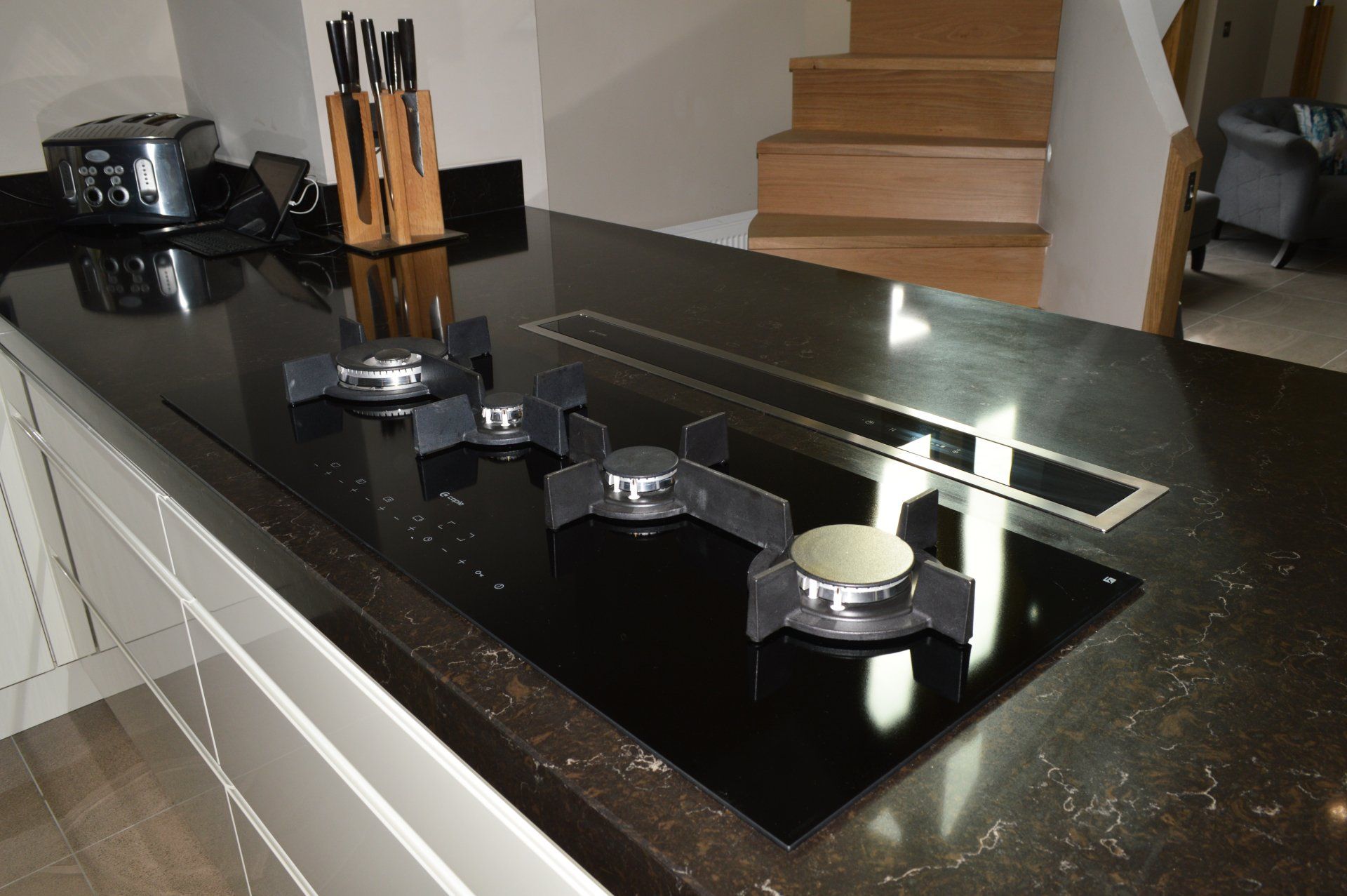 Valentino Kitchens Shipham Isla Dark Elm & Malmo Porcelain Gloss Down Draft Extractor