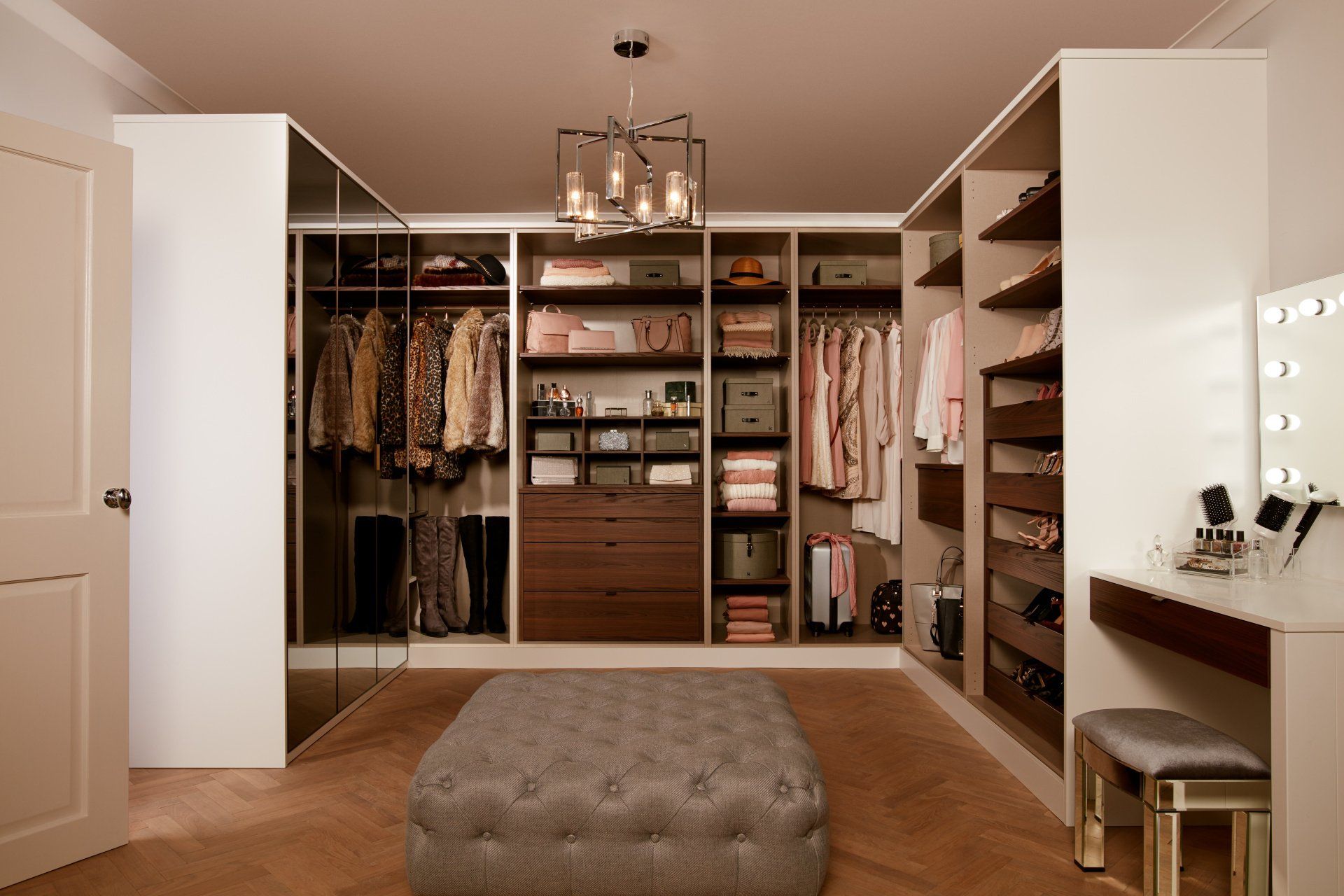 Valentino Kitchen Installer Designer Walk-in room with large stool in the middle