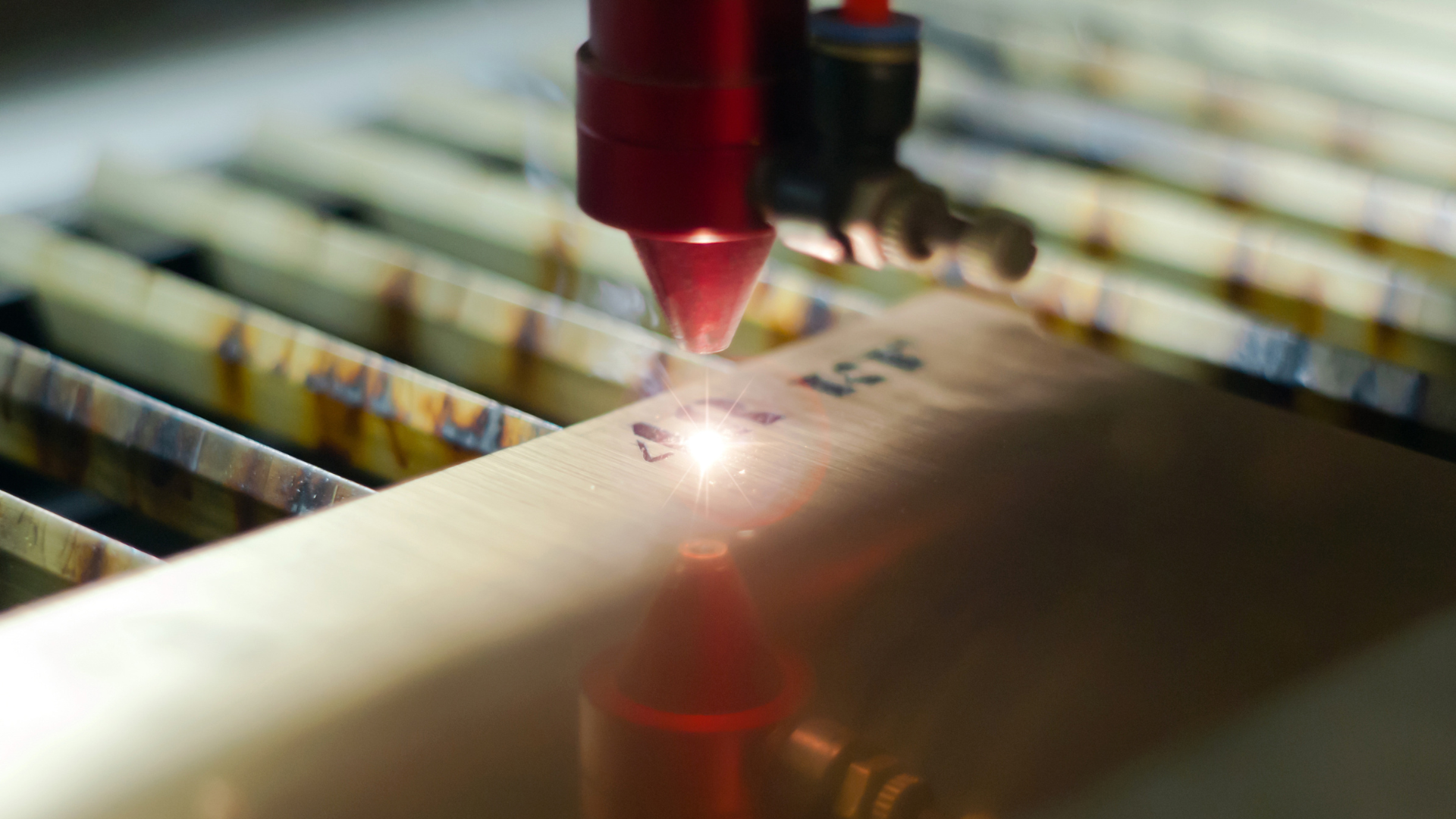 雷射切割機切割一塊金屬的特寫。