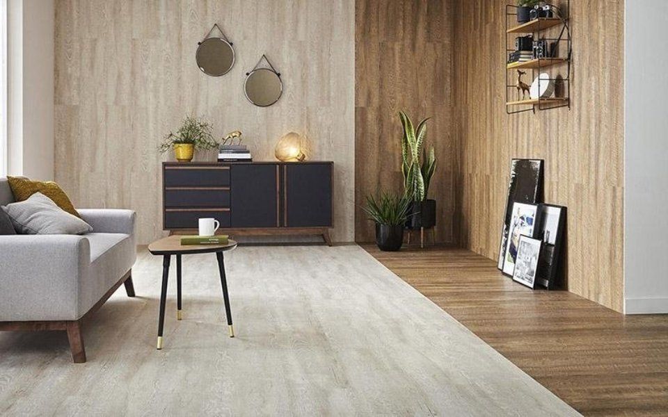 sala con pavimento in parquet