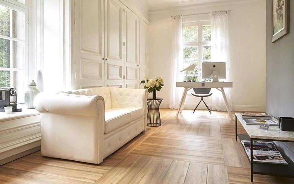 soggiorno con pavimento in legno