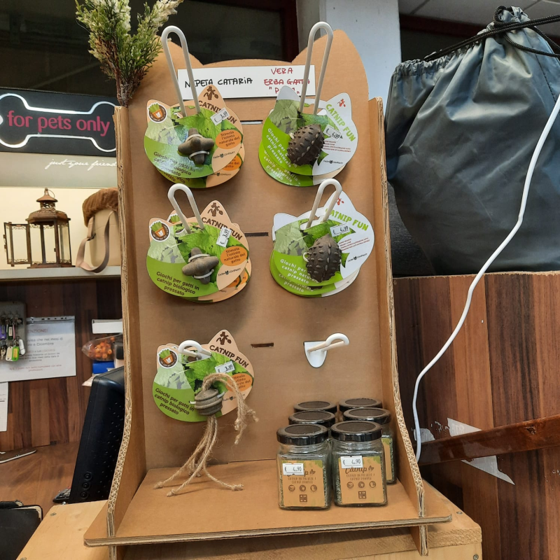 Un espositore di cartone con un cartello che dice solo per animali domestici