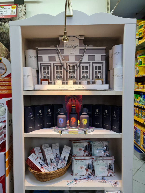 Uno scaffale con sopra un modello di un edificio