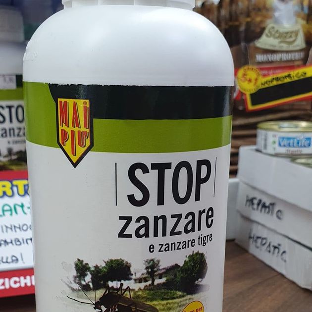 Una bottiglia di stop zanzara è appoggiata su un tavolo