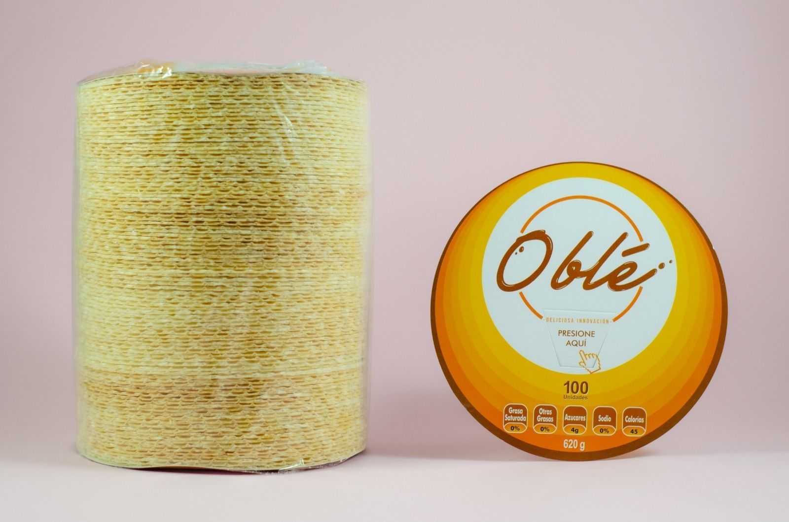 Una pila de galletas de oble junto a una lata de oble