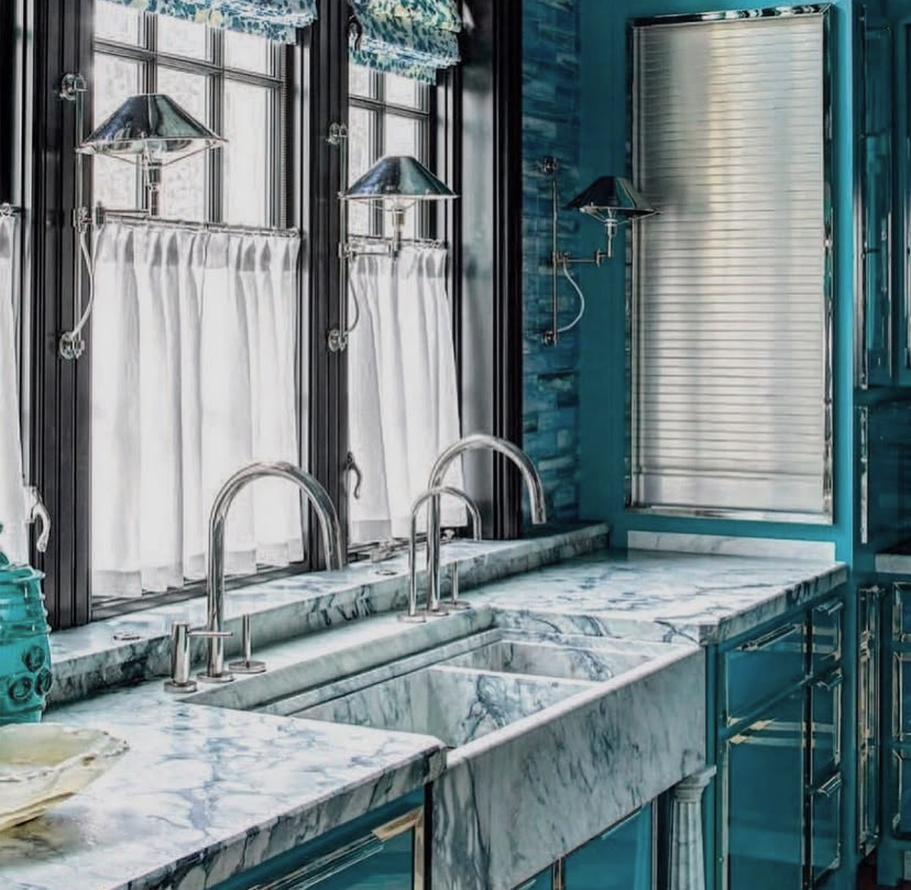 A kitchen with two sinks and two windows