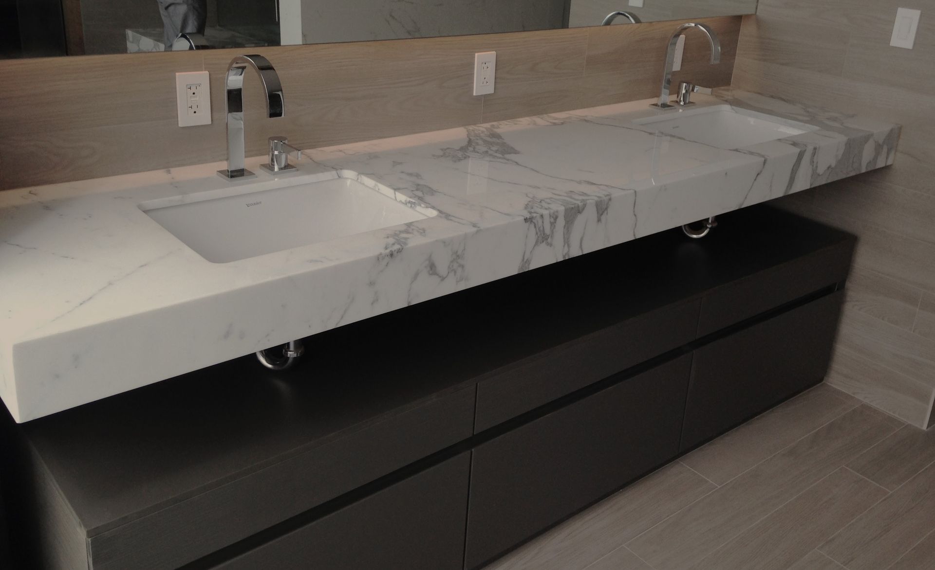 A bathroom with two sinks and a mirror